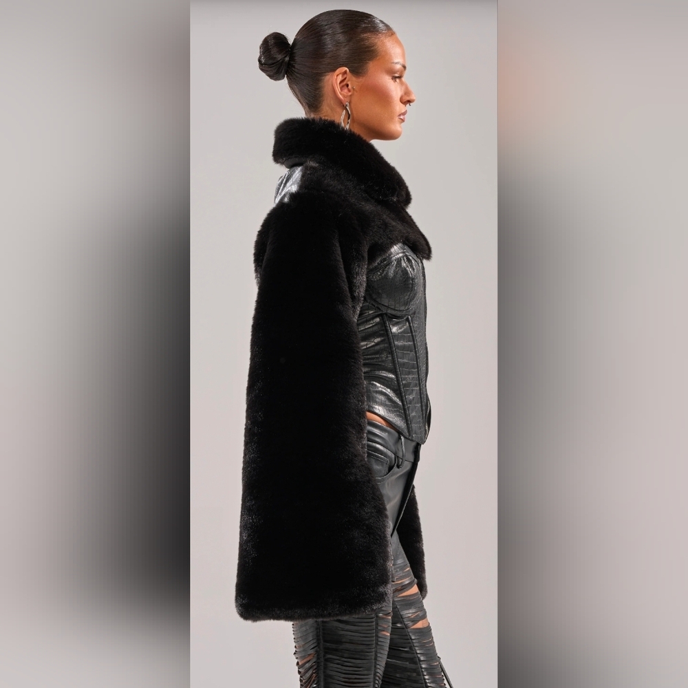 Akira Shorty Corseted Faux Fur - Picture 2 of 5